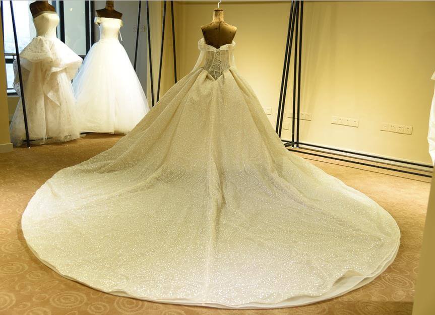 Vestido de Noiva Elegante com Mangas Compridas, Decote Coração, Cordão de Renda e Saia de Tule Marfim