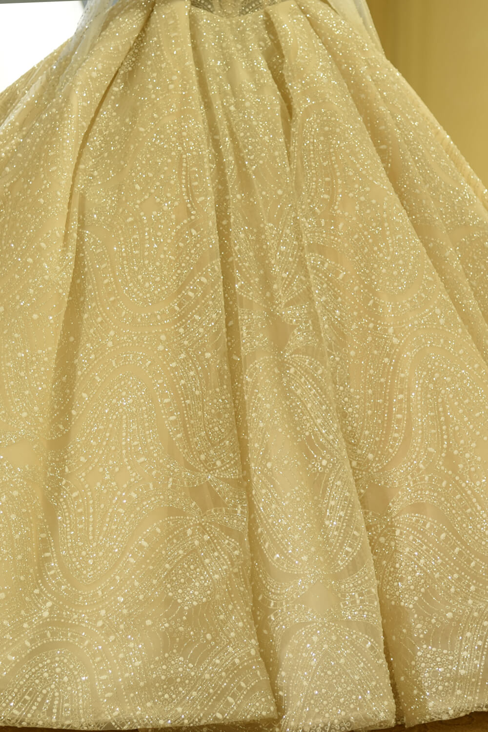 Vestido de Noiva Elegante com Mangas Compridas, Decote Coração, Cordão de Renda e Saia de Tule Marfim