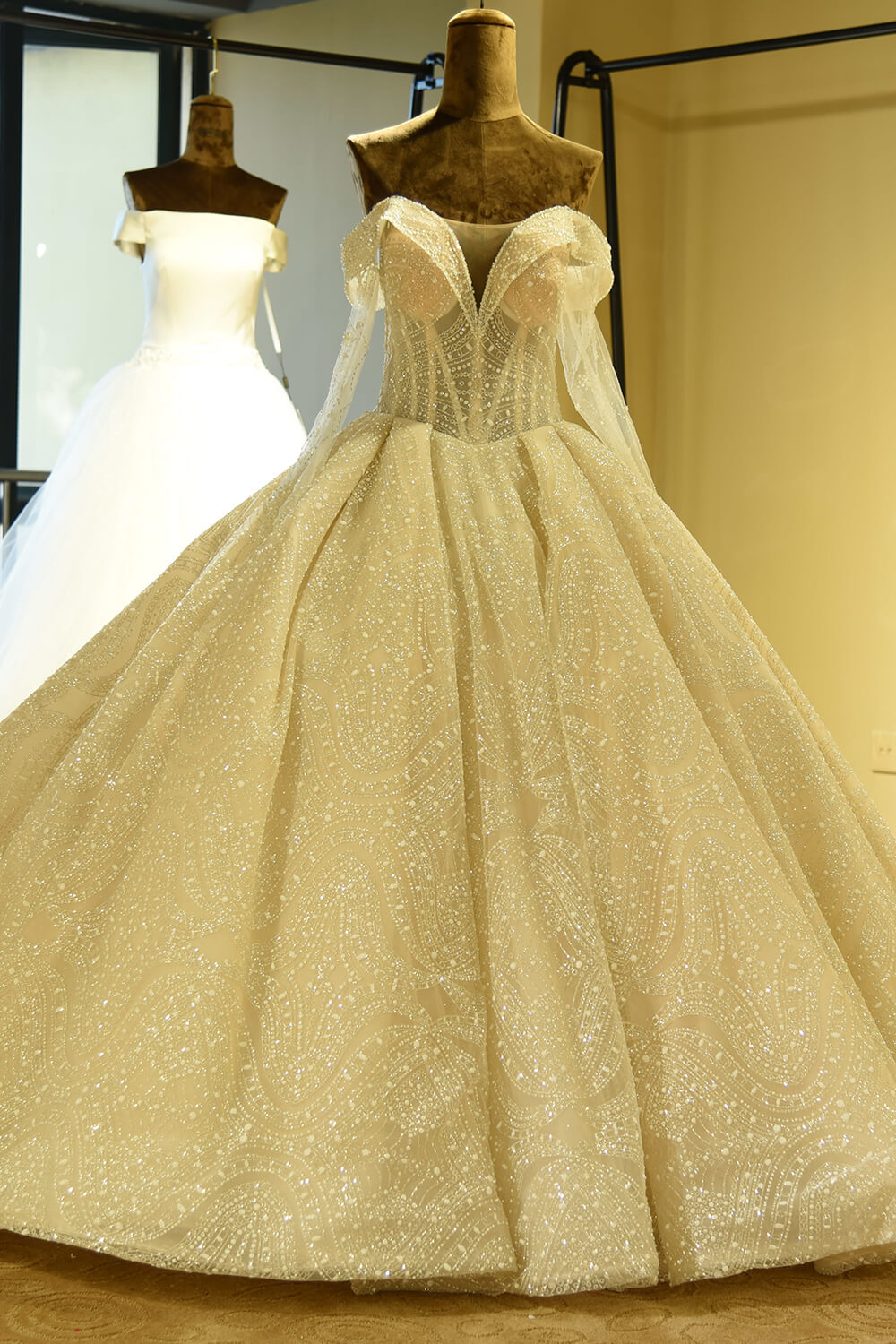 Vestido de Noiva Elegante com Mangas Compridas, Decote Coração, Cordão de Renda e Saia de Tule Marfim