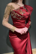 Abito da cerimonia elegante in satin e tulle con maniche lunghe, scollo a sirena, volant asimmetrici