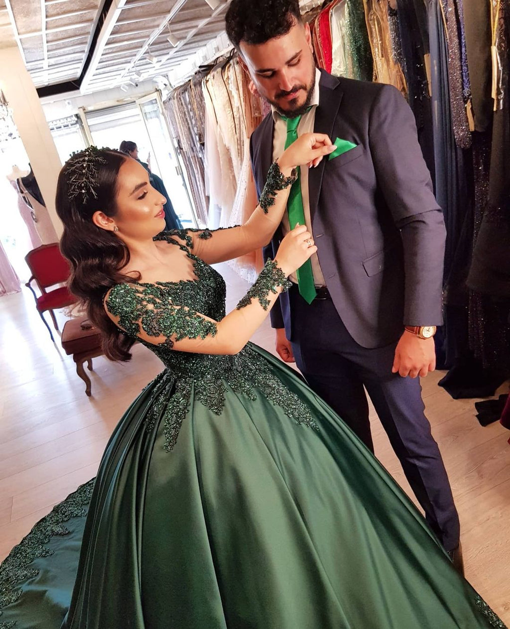 Robe de bal en satin à manches longues élégantes, décolleté en cœur et dentelle délicate