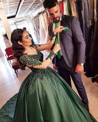 Robe de bal en satin à manches longues élégantes, décolleté en cœur et dentelle délicate