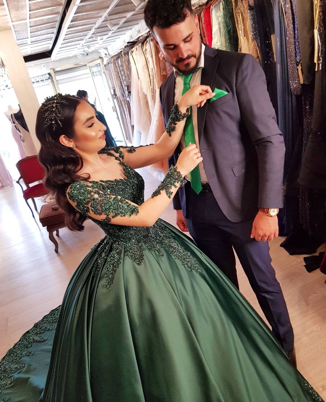 Robe de bal en satin à manches longues élégantes, décolleté en cœur et dentelle délicate