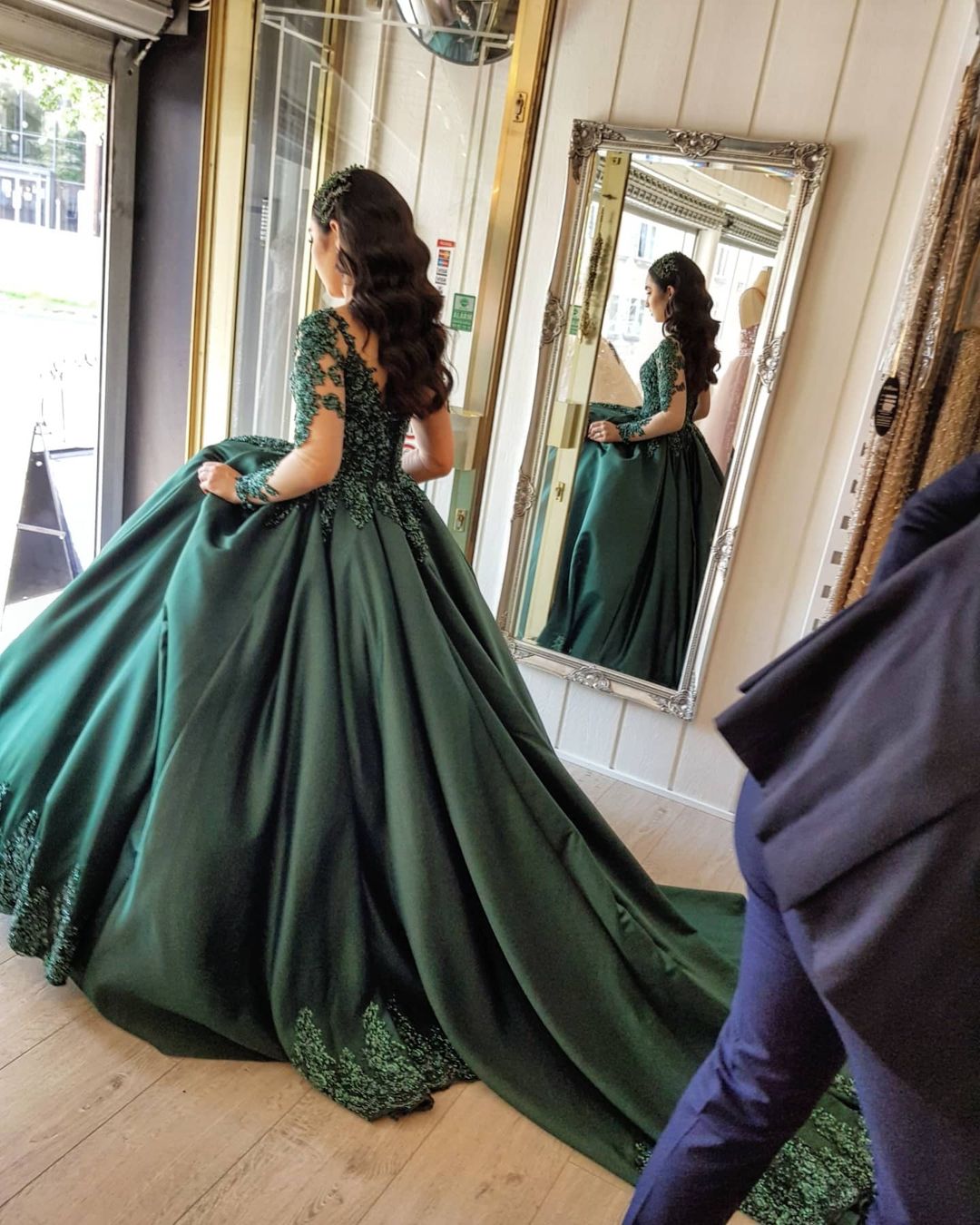 Robe de bal en satin à manches longues élégantes, décolleté en cœur et dentelle délicate