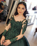 Robe de bal en satin à manches longues élégantes, décolleté en cœur et dentelle délicate