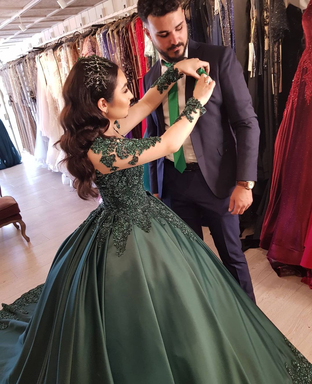 Robe de bal en satin à manches longues élégantes, décolleté en cœur et dentelle délicate