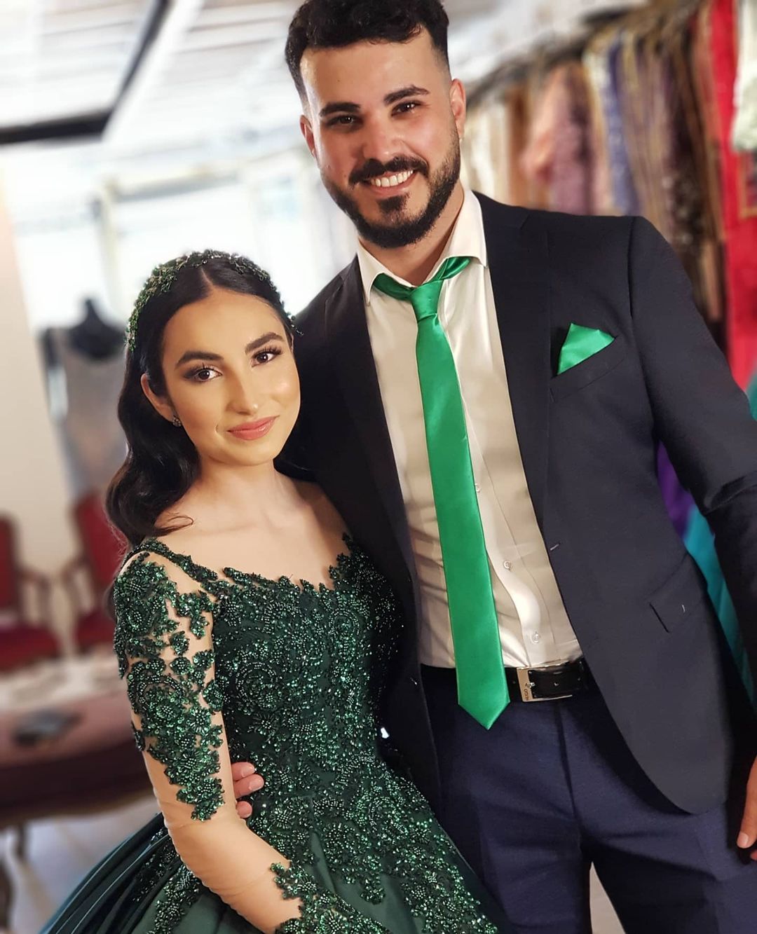 Robe de bal en satin à manches longues élégantes, décolleté en cœur et dentelle délicate