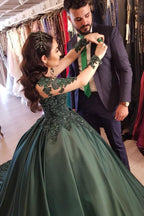 Robe de bal en satin à manches longues élégantes, décolleté en cœur et dentelle délicate