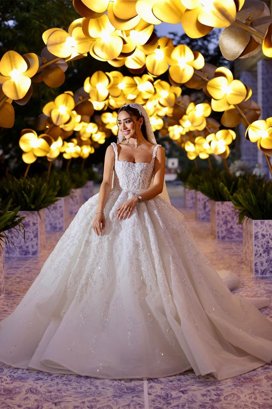 Vestido de Noiva Elegante Branco Longo em Linha A com Alças de Renda e Apliques