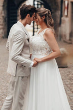 Robe de mariée élégante longue blanche en dentelle et mousseline, sans manches et dos nu, coupe en A