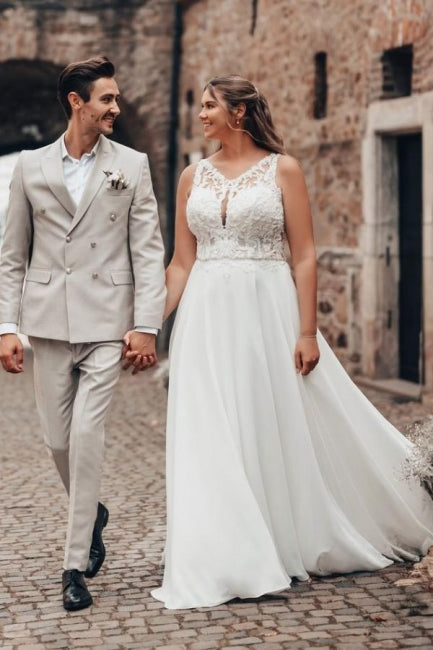 Robe de mariée élégante longue blanche en dentelle et mousseline, sans manches et dos nu, coupe en A
