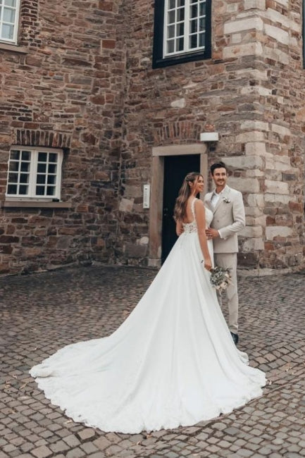 Robe de mariée élégante longue blanche en dentelle et mousseline, sans manches et dos nu, coupe en A