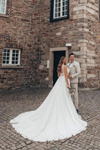 Robe de mariée élégante longue blanche en dentelle et mousseline, sans manches et dos nu, coupe en A