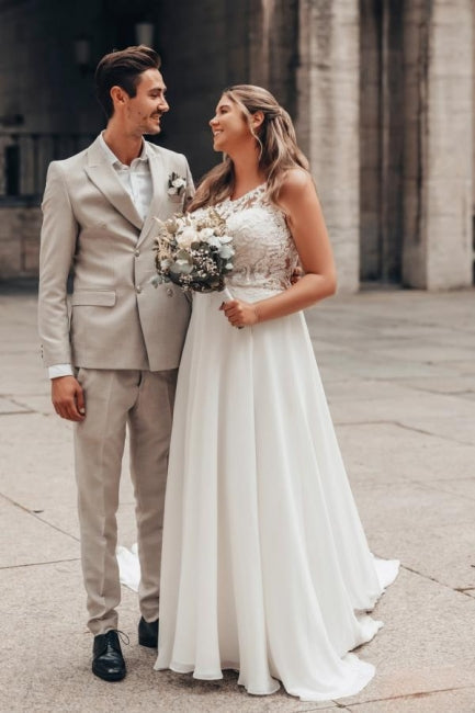 Robe de mariée élégante longue blanche en dentelle et mousseline, sans manches et dos nu, coupe en A