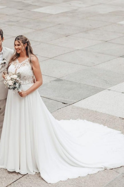 Robe de mariée élégante longue blanche en dentelle et mousseline, sans manches et dos nu, coupe en A