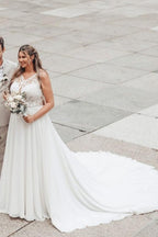 Robe de mariée élégante longue blanche en dentelle et mousseline, sans manches et dos nu, coupe en A