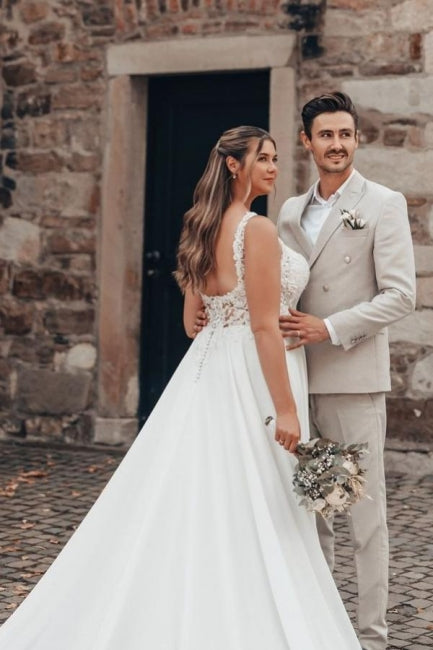 Robe de mariée élégante longue blanche en dentelle et mousseline, sans manches et dos nu, coupe en A