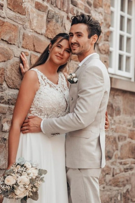 Robe de mariée élégante longue blanche en dentelle et mousseline, sans manches et dos nu, coupe en A