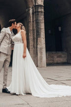 Robe de mariée élégante longue blanche en dentelle et mousseline, sans manches et dos nu, coupe en A