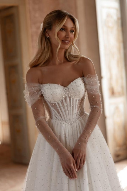 Elegante vestido de novia blanco largo de corte A con hombros descubiertos de tul, pedrería y perlas