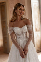 Elegante vestido de novia blanco largo de corte A con hombros descubiertos de tul, pedrería y perlas