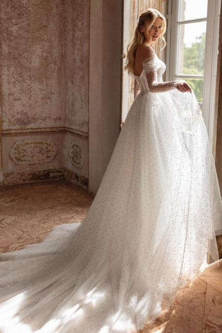 Elegante vestido de novia blanco largo de corte A con hombros descubiertos de tul, pedrería y perlas