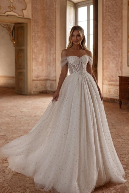 Elegante vestido de novia blanco largo de corte A con hombros descubiertos de tul, pedrería y perlas