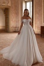 Elegante vestido de novia blanco largo de corte A con hombros descubiertos de tul, pedrería y perlas