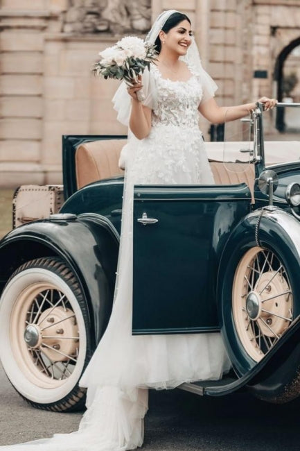 Elegante abito da sposa lungo bianco a linea ad A con scollo quadrato in tulle e pizzo con maniche corte