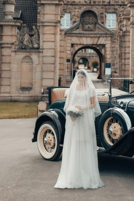 Elegante abito da sposa lungo bianco a linea ad A con scollo quadrato in tulle e pizzo con maniche corte