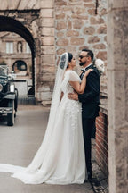 Elegante abito da sposa lungo bianco a linea ad A con scollo quadrato in tulle e pizzo con maniche corte