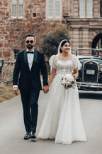 Elegante abito da sposa lungo bianco a linea ad A con scollo quadrato in tulle e pizzo con maniche corte