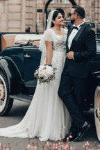 Elegante abito da sposa lungo bianco a linea ad A con scollo quadrato in tulle e pizzo con maniche corte