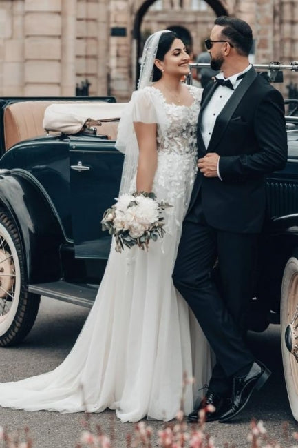 Elegante abito da sposa lungo bianco a linea ad A con scollo quadrato in tulle e pizzo con maniche corte