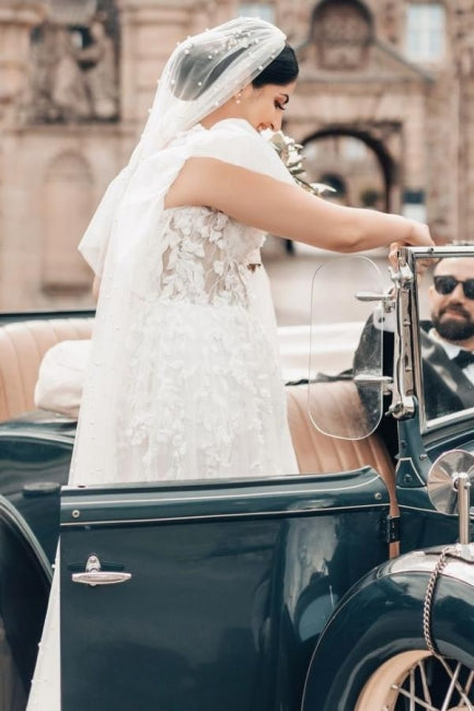 Elegante abito da sposa lungo bianco a linea ad A con scollo quadrato in tulle e pizzo con maniche corte