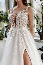 Vestido de Noiva Elegante Branco Longo em Linha A com Decote em V, Renda, Brilho, Costas Descobertas e Fenda