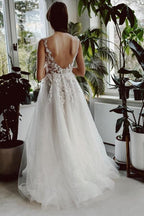 Vestido de Noiva Elegante Branco Longo em Linha A com Decote em V, Renda, Brilho, Costas Descobertas e Fenda