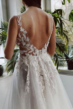 Vestido de Noiva Elegante Branco Longo em Linha A com Decote em V, Renda, Brilho, Costas Descobertas e Fenda
