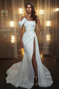 Elegante vestido de novia blanco largo de sirena con un hombro al descubierto y sin mangas con purpurina