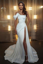 Elegante vestido de novia blanco largo de sirena con un hombro al descubierto y sin mangas con purpurina