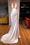 Elegante abito lungo bianco senza maniche a sirena con scollo a V e paillettes