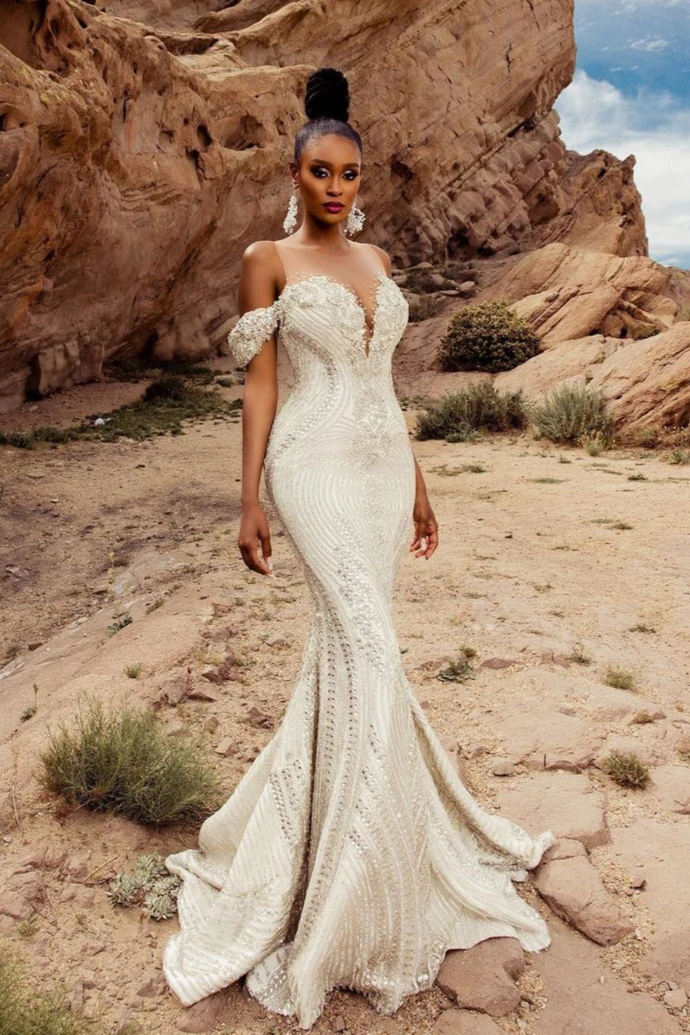 Robes de mariée blanches élégantes en dentelle sirène, sans manches, à épaules dénudées, ornées de perles