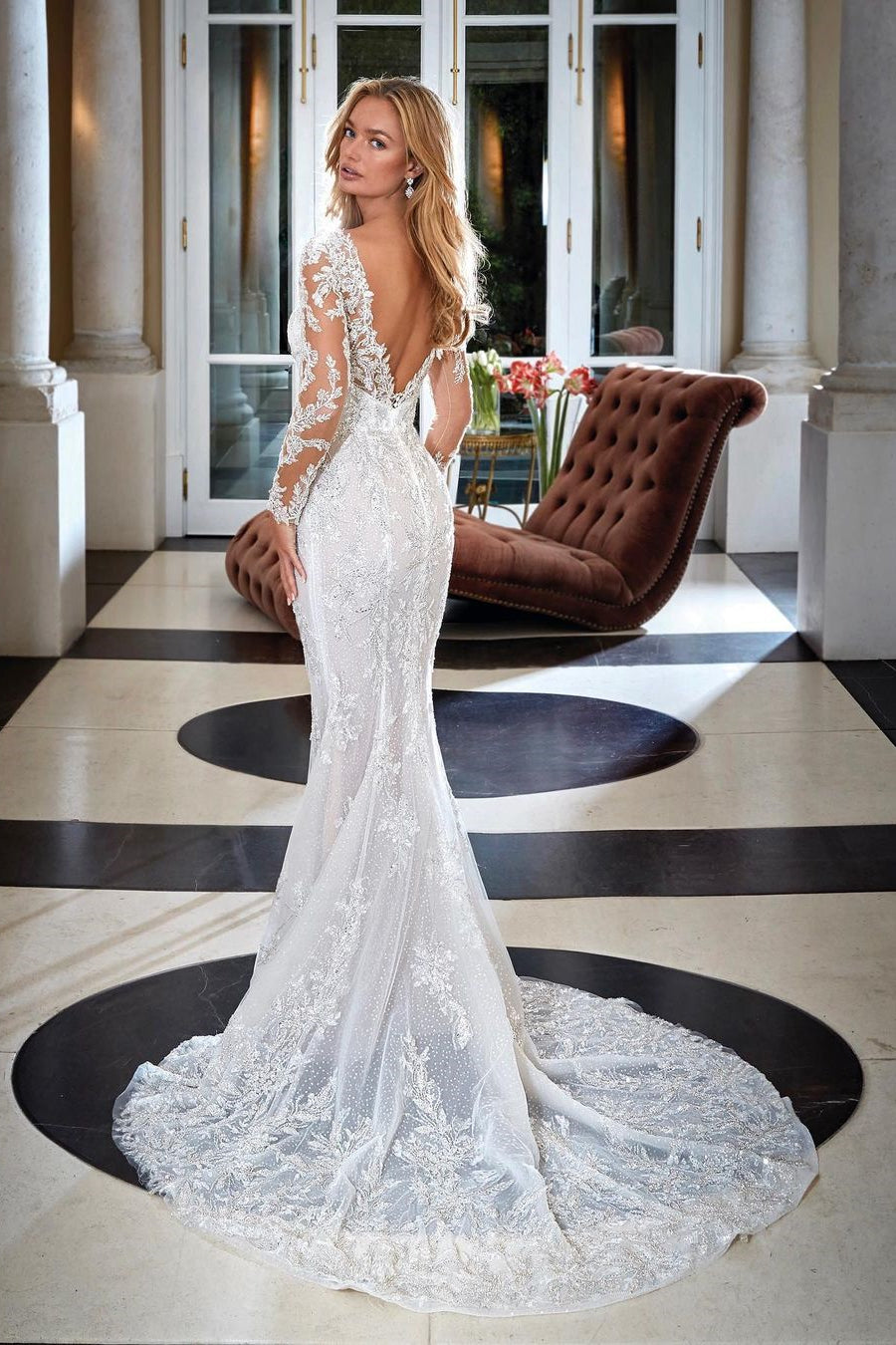 Robe de mariée élégante sirène à col en V, dos nu en dentelle avec appliques et manches longues