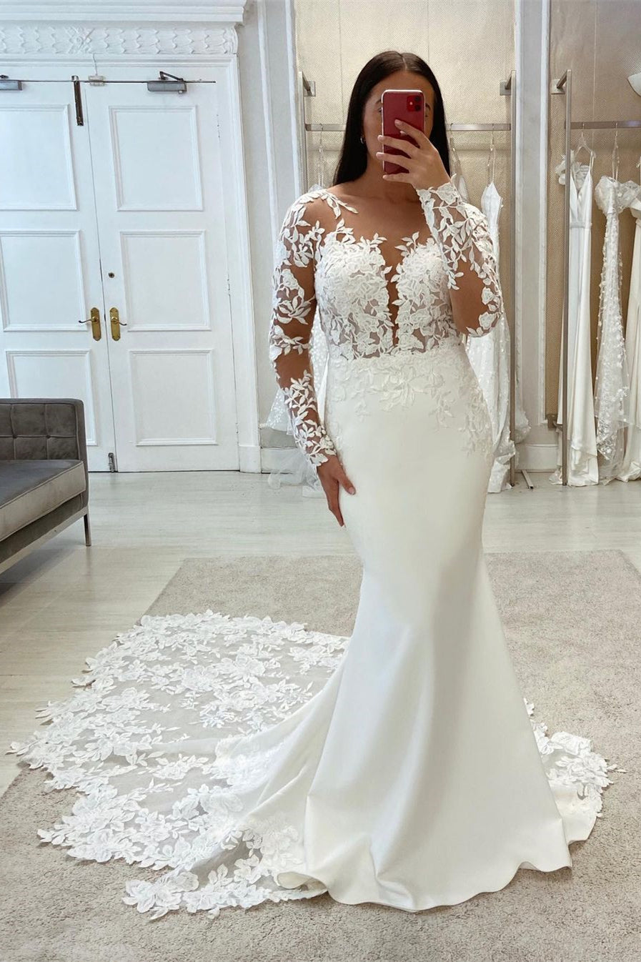 Elegantes Meerjungfrau-Brautkleid mit V-Ausschnitt und langen Ärmeln und Schleppe