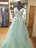 Robe de soirée formelle longue élégante vert menthe en tulle et dentelle, coupe évasée en A avec col en V