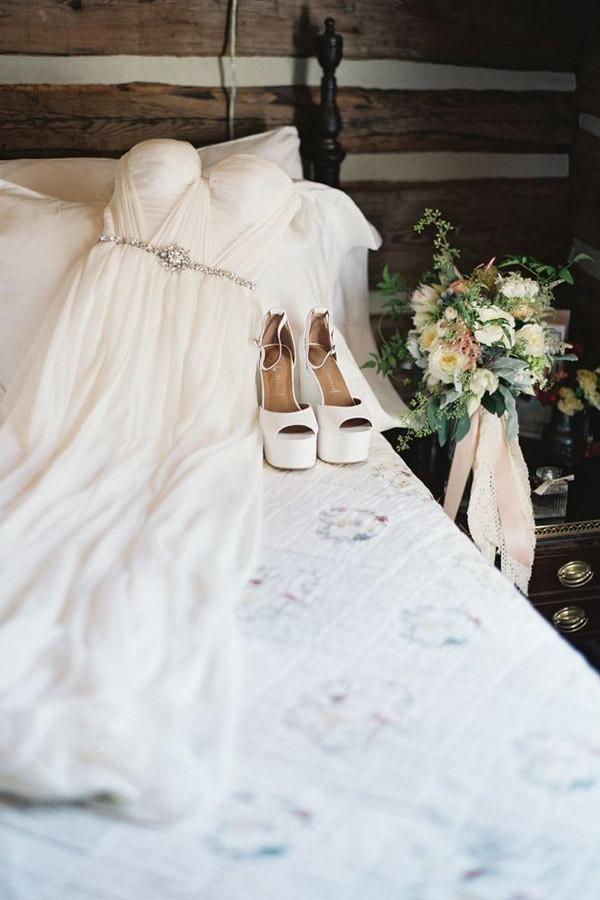 Vestido de Noiva Longo em Chiffon com Cinta Bordada e Ombros Descobertos Elegante