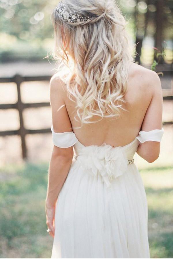 Vestido de Noiva Longo em Chiffon com Cinta Bordada e Ombros Descobertos Elegante