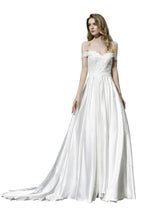 Robe de mariée élégante en satin, longue jusqu'au sol, à épaules dénudées, décolleté en cœur, dentelle florale, coupe évasée