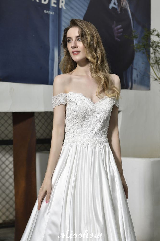 Robe de mariée élégante en satin, longue jusqu'au sol, à épaules dénudées, décolleté en cœur, dentelle florale, coupe évasée