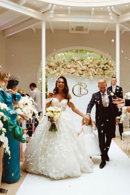 Elegantes vestidos de novia de corte A sin mangas con hombros descubiertos y encaje